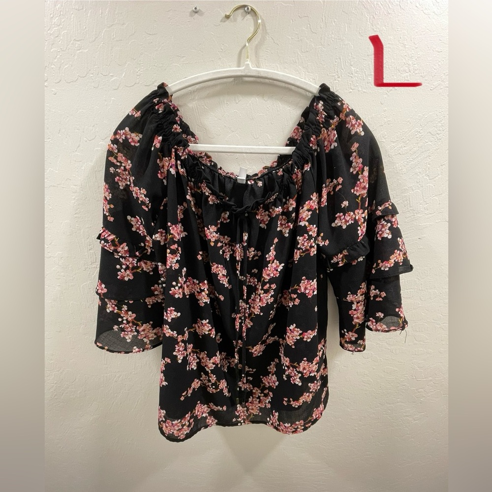 Black floral xhilaration blouse - L